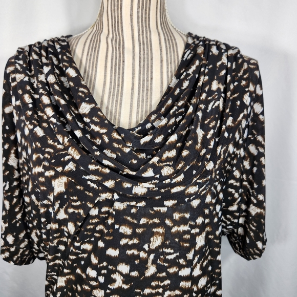 Isabella Rodriguez Black Brown White Print Short Sleeve Drape Neck Top Sz Small - Picture 2 of 9